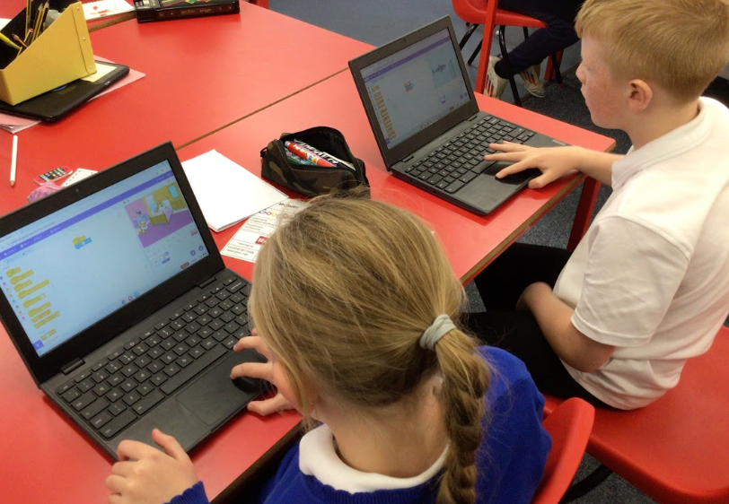 EdwardsvillePS's tweet image. 4/5DP Enjoyed the tinkering session making their character fly. #codingweek