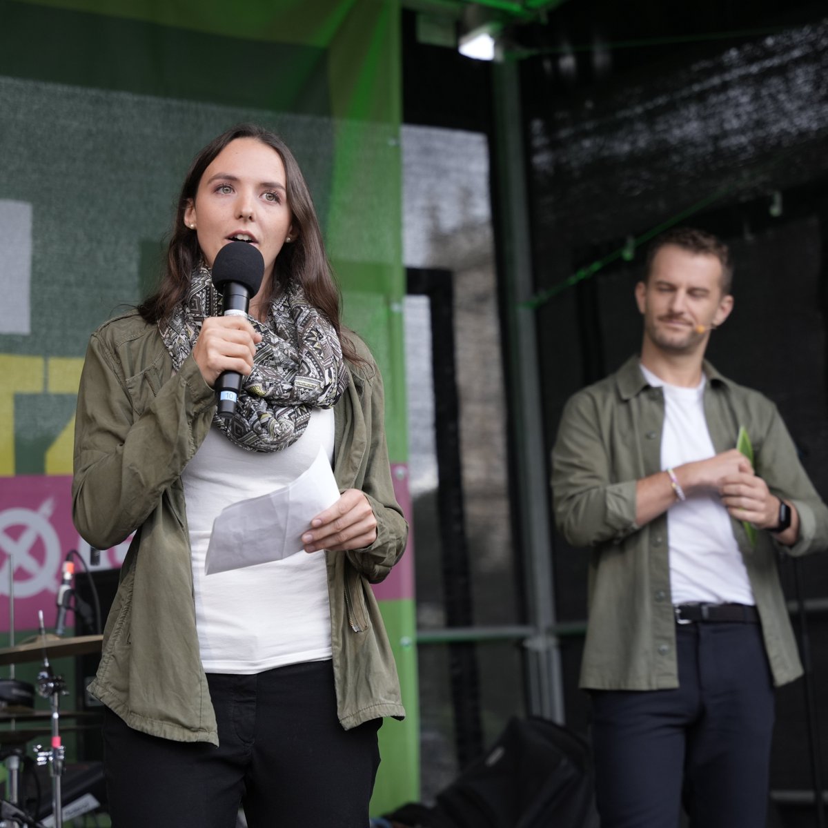 "Die Klimakrise ist da. Zuerst die Dürre und dann die Flut. Wir bei der Feuerwehr bekämpfen die Auswirkungen der Klimakrise. Wir löschen Brände und bauen Dämme. Wir retten Menschenleben. Klimaschutz - das ist zuallererst Menschenschutz!" 🗨 schildert uns Sandra von der FF NÖ