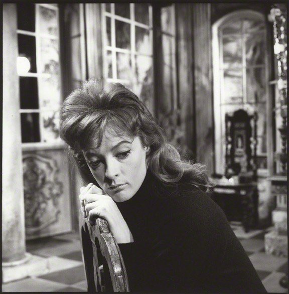 Este retrato que le hizo Ida Kar a Maggie Smith en 1961 en el set de The Rehearsal