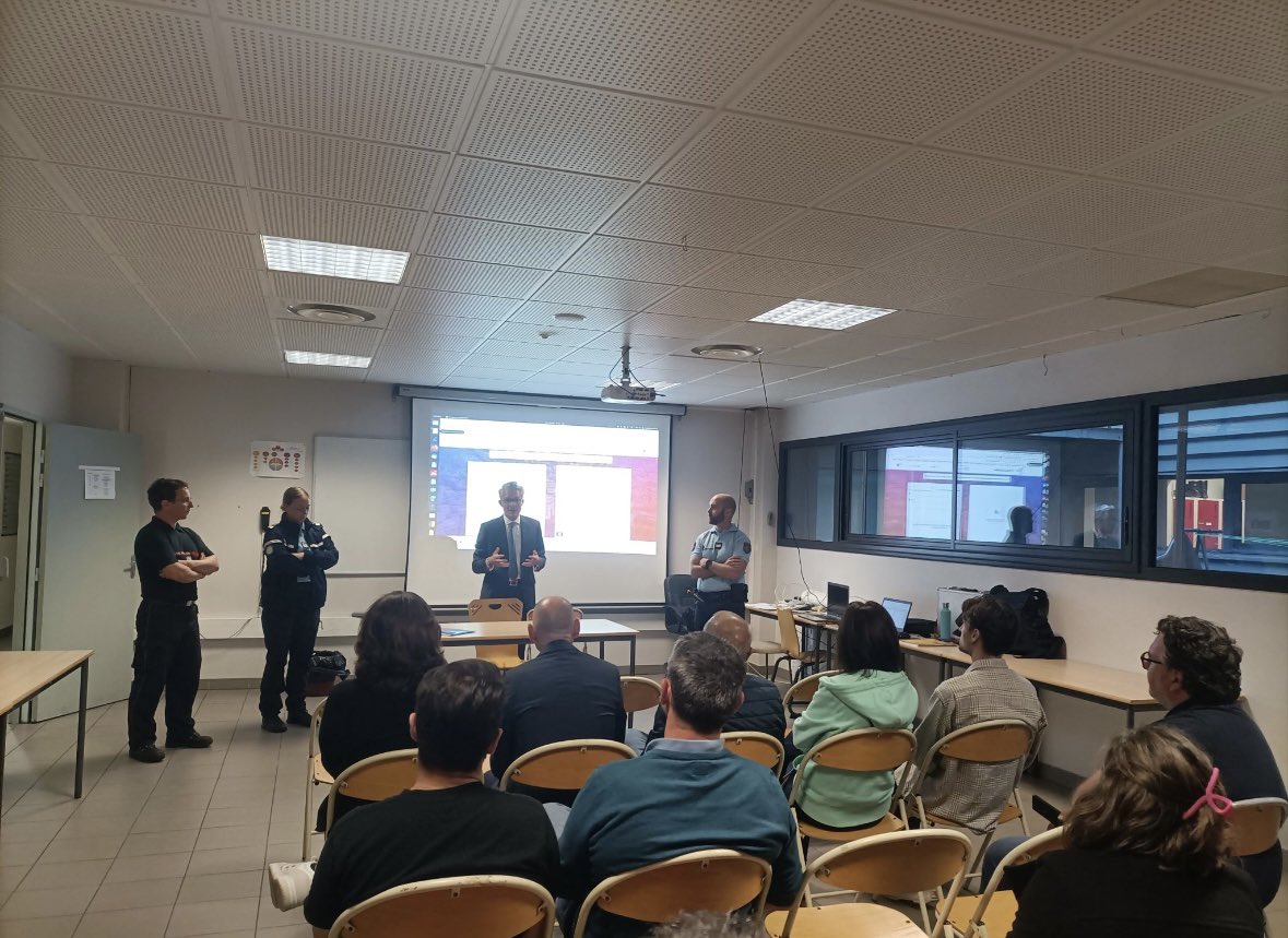 Réunion publique avec les commerçants de la zone d'activité d'Estancarbon (31) pour échanger sur les problématiques du quotidien dans l'exercice de leurs activités commerciales.
<a href="/Gendarmerie_031/">Gendarmerie de la Haute-Garonne</a>