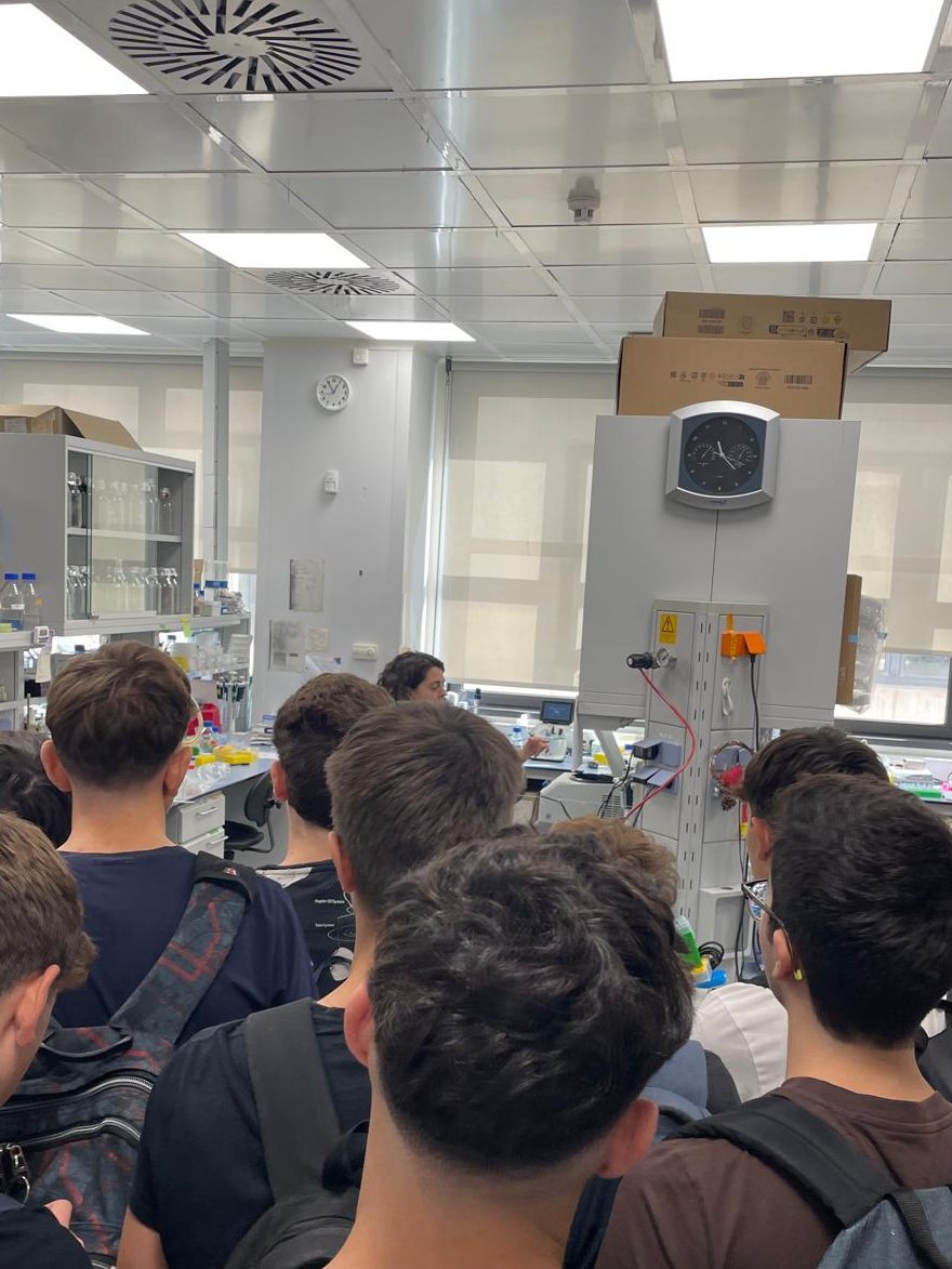 PCB_UB's tweet photo. 👩‍🔬🧑‍🔬El #PCB_UB participa un any més en la #NitRecerCat, en el marc de la #EuropeanResearchersNight! 👉https://t.co/ZKW3yZwgU2

🔬🧬Prop de 150 alumnes de 6 centres educatius de tot Catalunya han visitat avui el Parc per conèixer de primera mà les diferents fases del procés de desenvolupament d’un medicament i com la #bioinformàtica està impulsant grandes avanços en la recerca de les #malaltiesgenètiques 

@IRBBarcelona @cnag_eu #NitRecerCat24 #PCBCommunity #RecercaenSocietat #NitEuropeaDeLaRecerca #HorizonEU