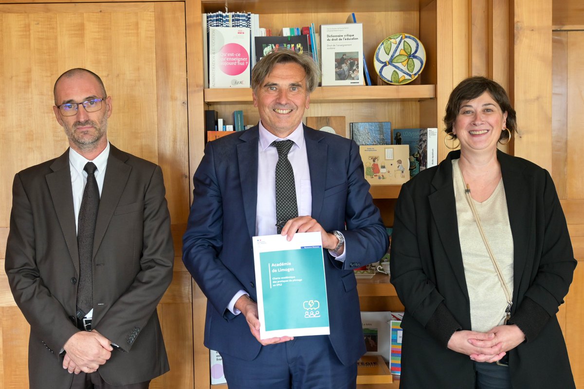 aclimoges's tweet photo. ✍️Signature, hier, de la charte académique des pratiques de pilotage en établissement public local d'enseignement #EPLE
Un grand merci à toutes celles et tous ceux qui ont participé à la rédaction de cette charte pour leur mobilisation qui a rendu possible ce travail collaboratif https://t.co/Pz3QKv5xJG