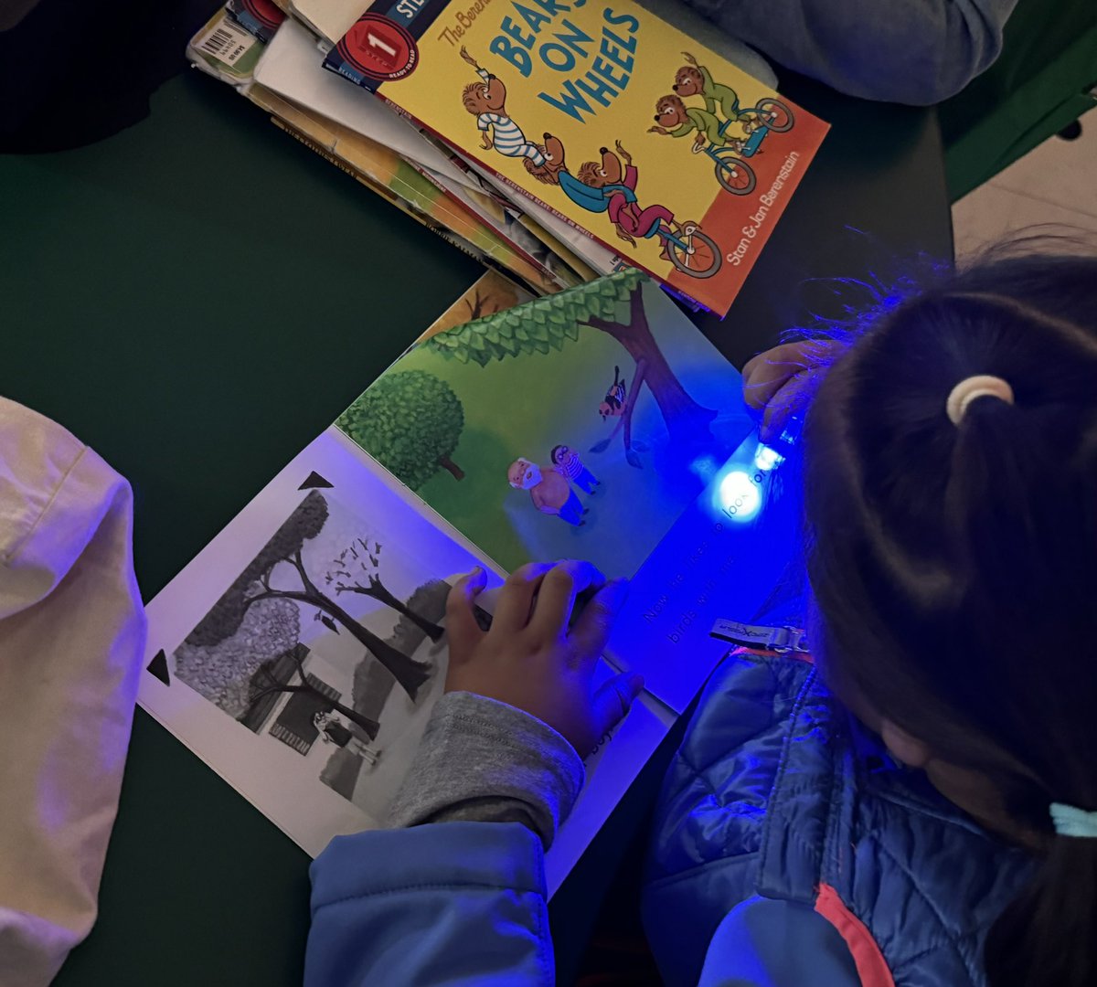 mrbgress's tweet photo. Our first Flashlight Friday is underway in Room 5! Thanks, @MrsStetsonsCrew for our new classroom flashlights! We are so excited to read in the dark! 🔦📚🔦📚@LeonardoBearsNJ @MTPSpride #MTPS #MTPSPride #FirstGrade #Reading https://t.co/f4hoGqPftT