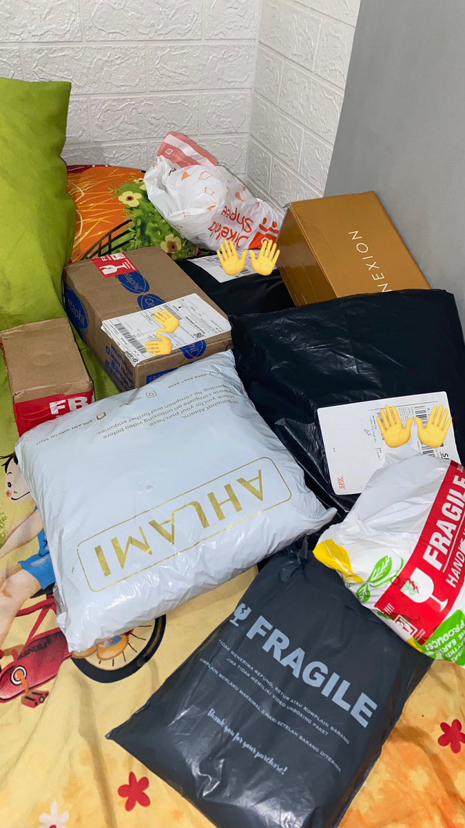 xixidvc's tweet photo. Hasil war payday sale!! Untung ga diomelin mama pas paketnya dateng barengan😭🤚🏼 https://t.co/UeW0Rod7cl