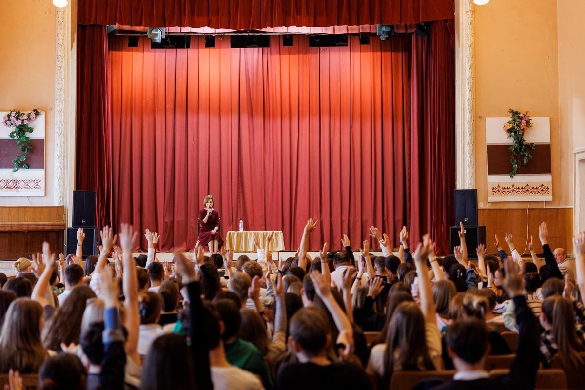 sandumaiamd's tweet photo. This week I’ve met students, teachers, health workers, young and elderly alike. 

My plan #ForMoldova is clear: putting our people first, investing in education, healthcare, and ensuring a better future for everyone as we advance towards EU membership. https://t.co/uiUeBbmgRv