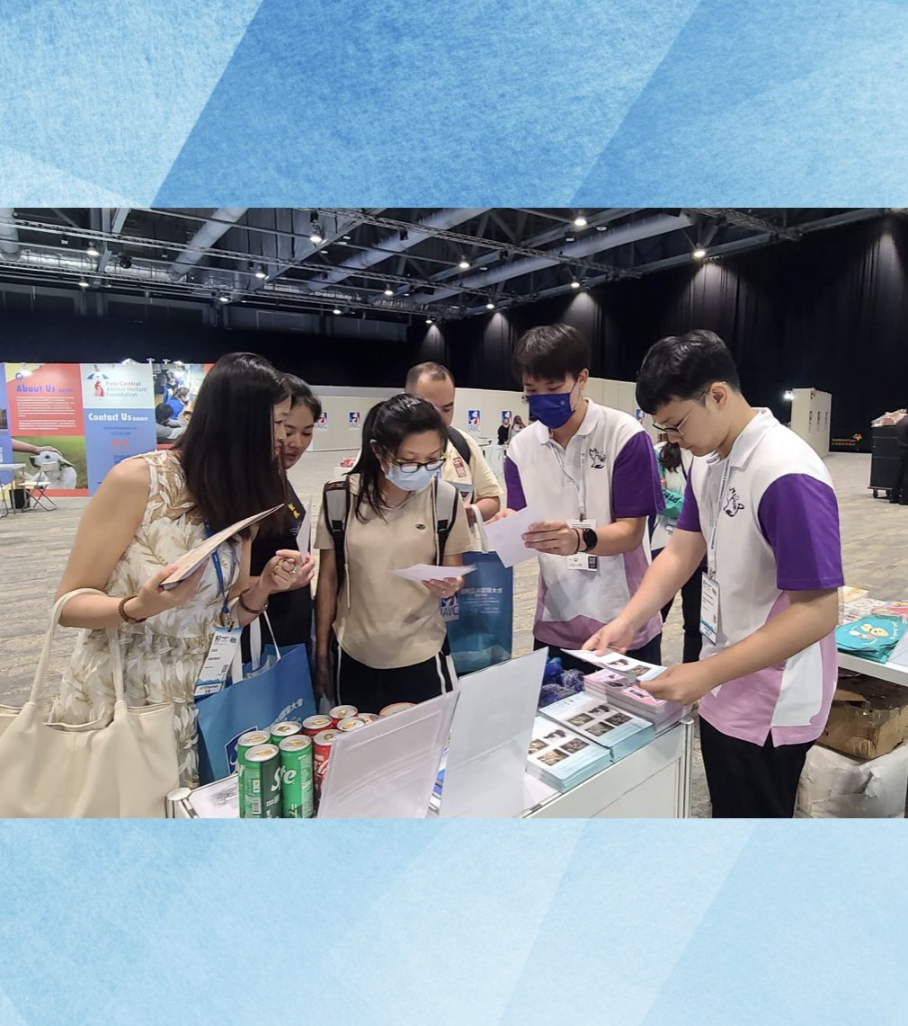 hkpoliceforce's tweet photo. END #AnimalCruelty—as #OneIsTooMany🙅‍♂️🙅‍♀️
At the inaugural Int’l Asia Veterinary Conference & Exhibition—officers of HKPF’s 🐕🐈🦜🐇Animal Watchers Programme (AWP) & our interns introduced AWP to the 🗺️🇭🇰veterinary communities & shared our experience in advocating #AnimalProtection

🩺 The event served as a professional forum for veterinary medicine, gathering experts from around the world to promote the development of the industry for the betterment of #AnimalWelfare everywhere🌍.

💙 The organiser expressed appreciation for the Hong Kong Police Force’s publicity efforts in and public education work on championing #AnimalRights all along, and encouraged members of the public to report suspected cases of #AnimalAbuse to the #HKPF (☎️: 9️⃣9️⃣9️⃣) in a timely manner.

🐾 🐾 🐾 🐾 🐾 🐾 🐾 🐾 🐾 🐾

To learn more about the HKPF’s ‘Animal Watchers Programme’🐶🐱🐹🐰🐦:
https://t.co/ABNuJyTD6b