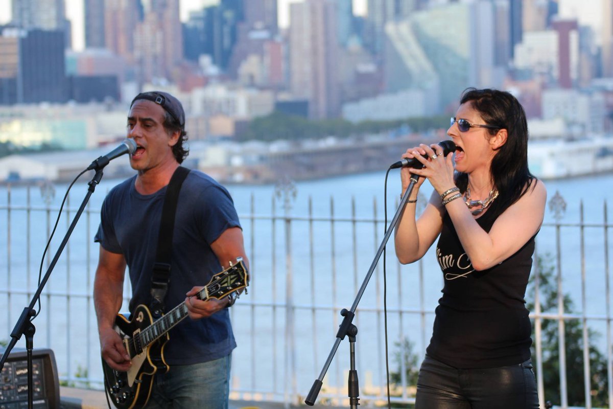 AnnieMinogue's tweet image. Rocking out with the #NYCskyline as our backdrop at Hamilton Park Summer Concert Series. Unforgettable vibes with that amazing view! 🙌

Looking forward to playing for you tomorrow night at #PrintHouseNY, come on out!