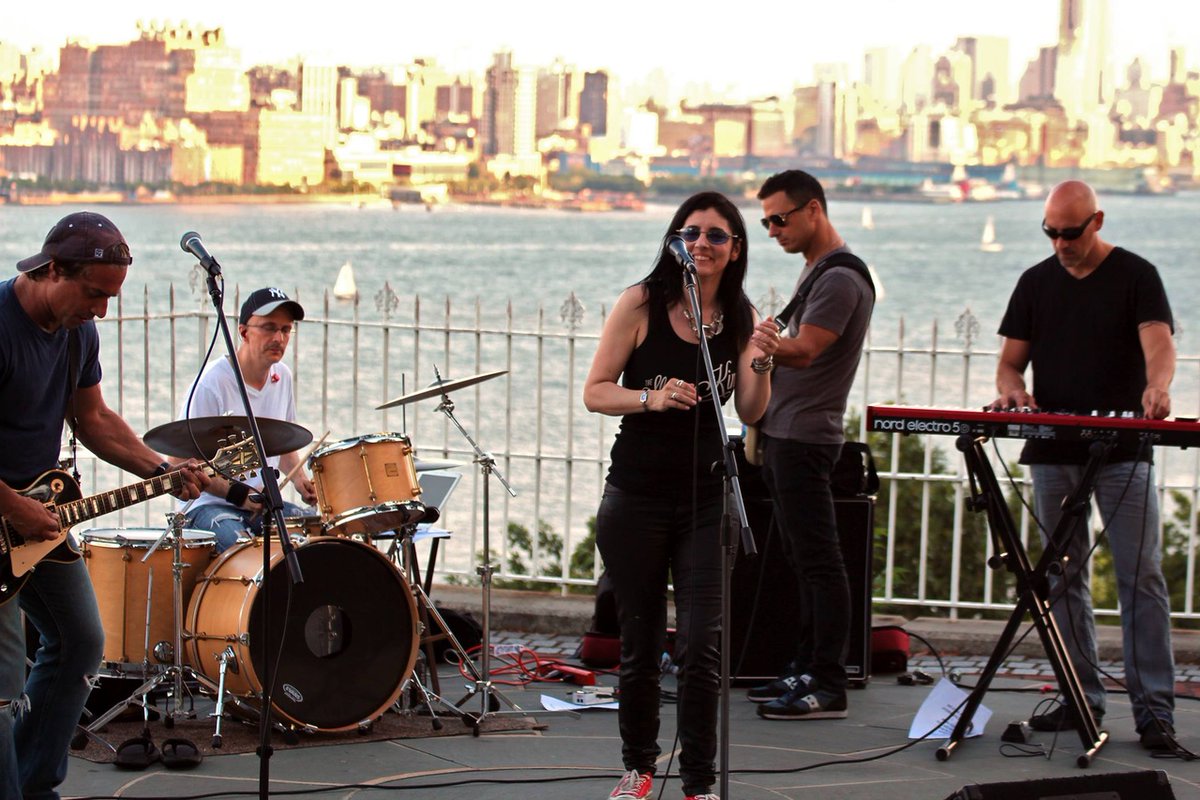 AnnieMinogue's tweet image. Rocking out with the #NYCskyline as our backdrop at Hamilton Park Summer Concert Series. Unforgettable vibes with that amazing view! 🙌

Looking forward to playing for you tomorrow night at #PrintHouseNY, come on out!