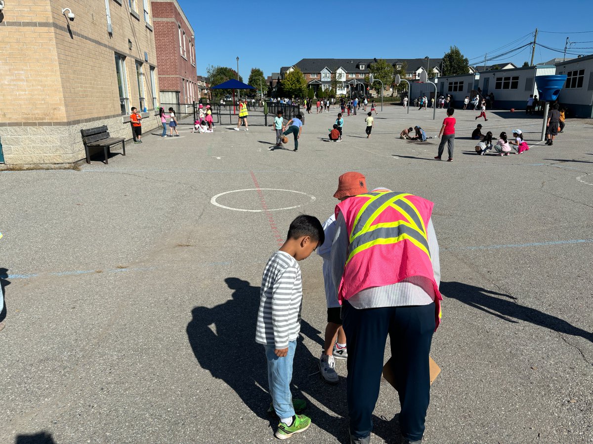 WismerPS's tweet photo. It is wonderful to have so many student volunteers around our school, including our #PinkVest crew who help several students out at recess! #studentleadership https://t.co/CZ0vXgYps1