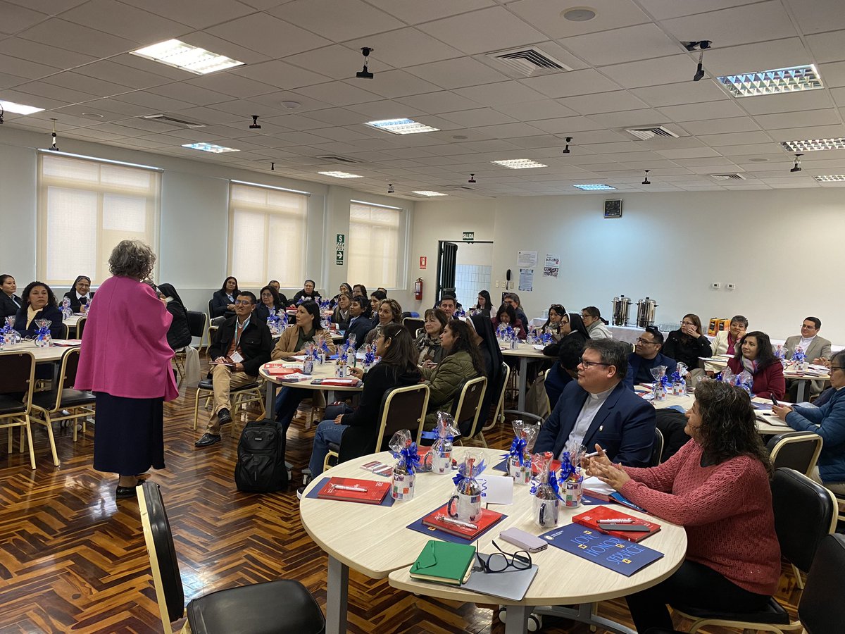 noeliabanasco's tweet photo. Nueva jornada de #AltaDireccion en esta ocasión comenzamos con @carmenpellicer_ viendo la importancia de evaluar para aprender, que los alumnos crezcan como aprendices y la necesidad de la metacognición.
#TransformandoEscuelas #ModeloRubik
@Red_EQAp https://t.co/zjuPK6QTDU