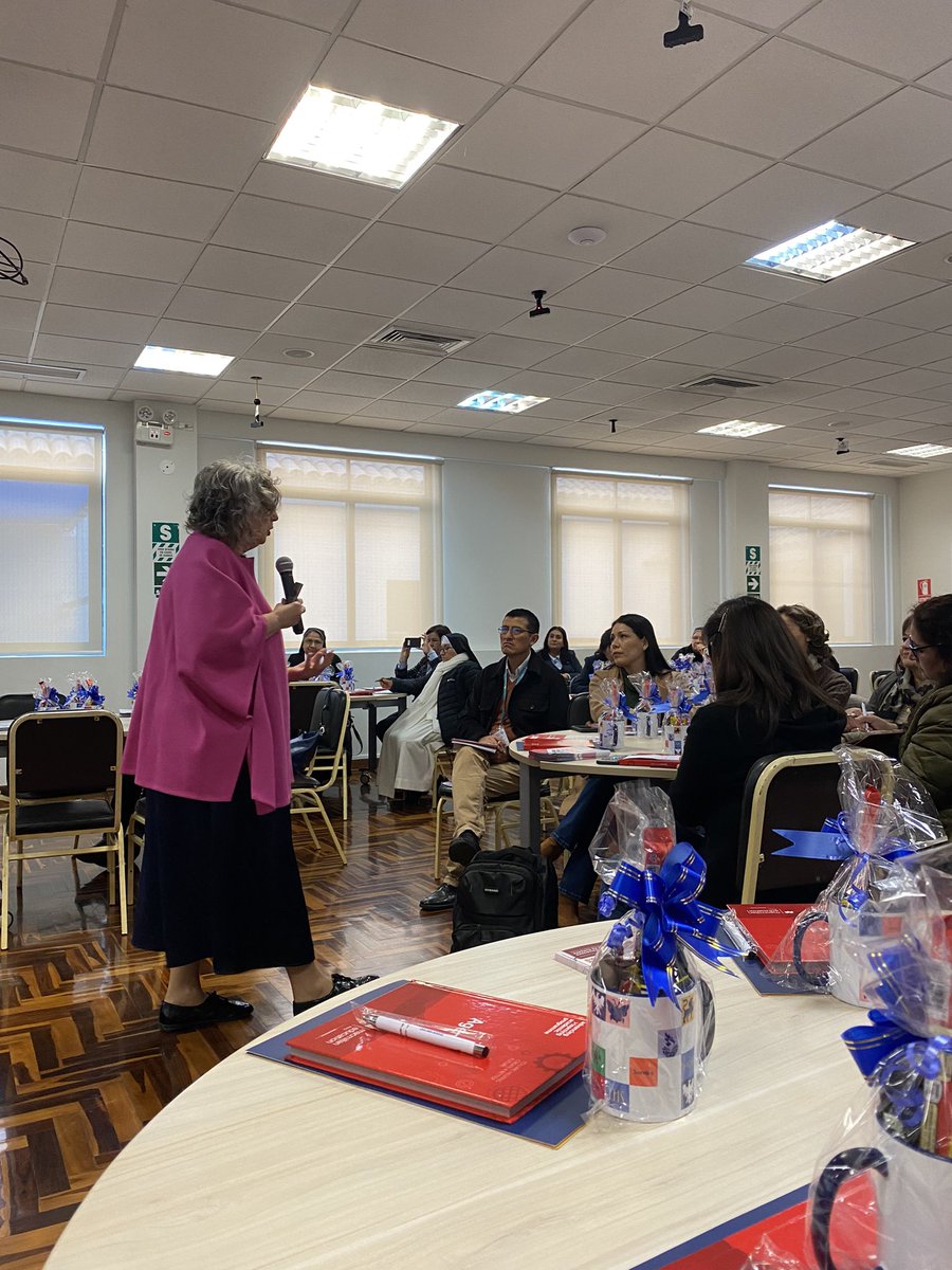 noeliabanasco's tweet photo. Nueva jornada de #AltaDireccion en esta ocasión comenzamos con @carmenpellicer_ viendo la importancia de evaluar para aprender, que los alumnos crezcan como aprendices y la necesidad de la metacognición.
#TransformandoEscuelas #ModeloRubik
@Red_EQAp https://t.co/zjuPK6QTDU