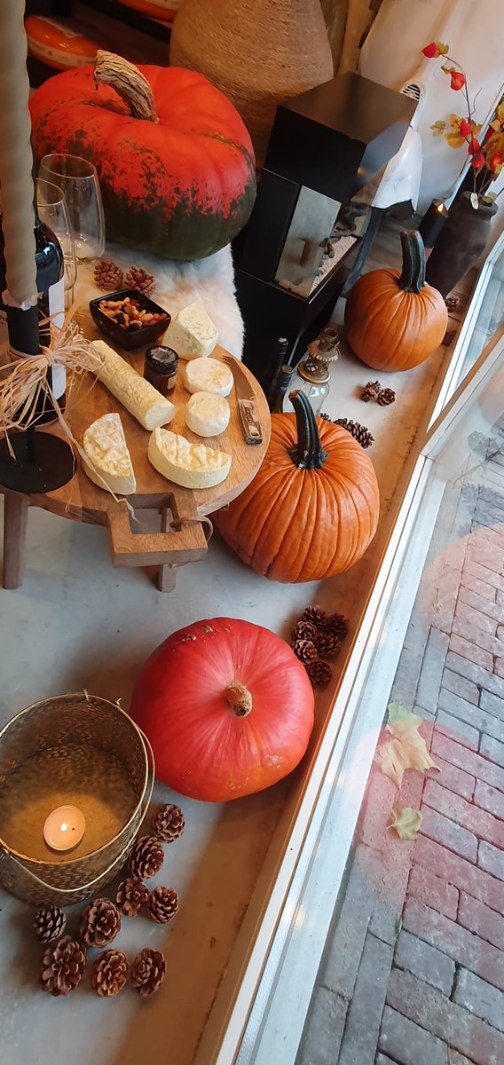 𝐇𝐚𝐥𝐥𝐨 𝐡𝐞𝐫𝐟𝐬𝐭! 🍁🍄🧀🍷
We hebben de gezelligheid naar binnen gehaald bij De Kaashelden!