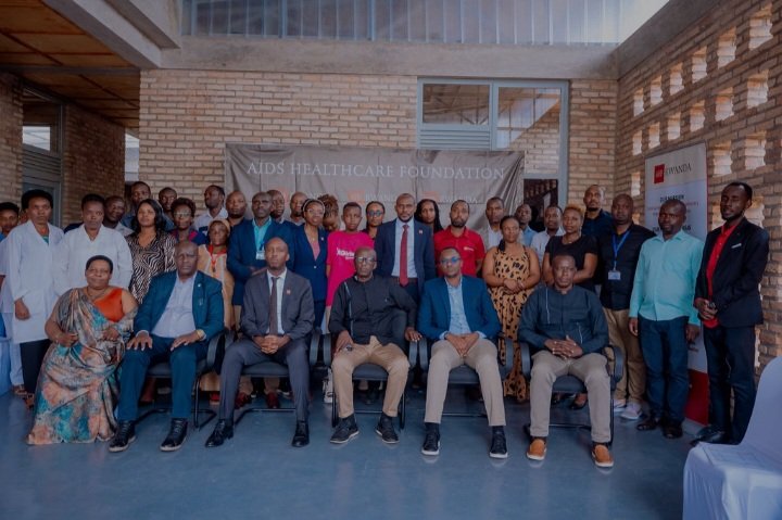 Gasabo_District's tweet photo. Kuri uyu wa Gatanu, ku   kigo nderabuzima cya Kinyinya hatashywe ku mugaragaro inyubako y' ibyumba 7  bizajya bifasha kwakira abarwayi babagana cyane abafite ubwandu bwa Virus itera SIDA.  (1) https://t.co/HkvvmJleLn