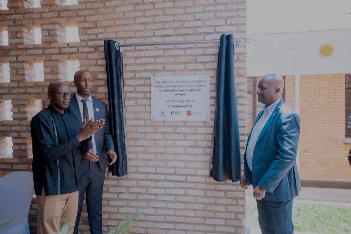 Gasabo_District's tweet photo. Kuri uyu wa Gatanu, ku   kigo nderabuzima cya Kinyinya hatashywe ku mugaragaro inyubako y' ibyumba 7  bizajya bifasha kwakira abarwayi babagana cyane abafite ubwandu bwa Virus itera SIDA.  (1) https://t.co/HkvvmJleLn