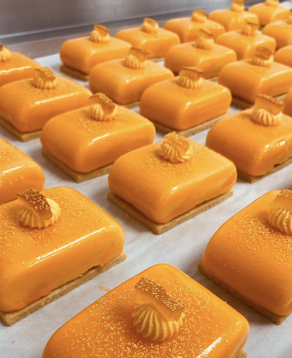 TPatisseries's tweet image. Our PlantBased/NGCI Spiced Mandarin Gummy 🍊🌱

with mixed spices throughout and a warming orange glaze this PlantBased/NGCI plated dessert is inspiring us for the autumnal season 

#patisserie #plantbased