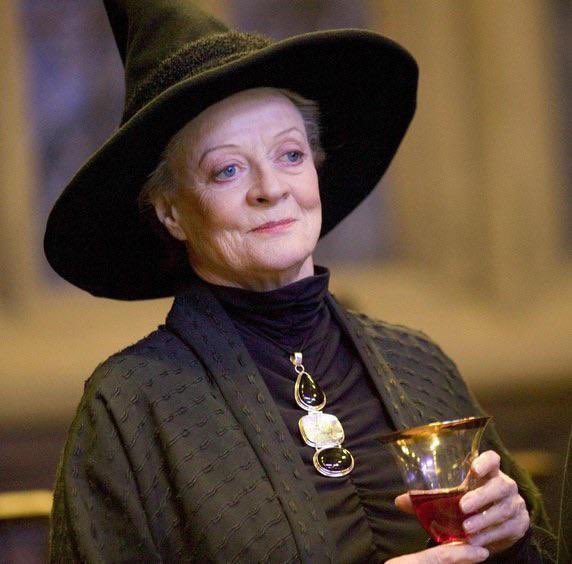 Cinemex's tweet photo. "Nunca se irá del todo, no mientras haya quien le guarde lealtad.” HP

Falleció a los 89 años, Maggie Smith, actriz que interpretó a la Profesora McGonagall en la saga de Harry Potter y ganadora de dos premios Oscar. https://t.co/iks02FToj4