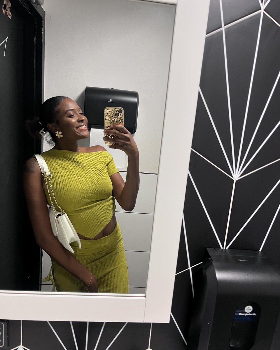 TheRealLay_'s tweet photo. Still that girl.✨ https://t.co/S6Qo1C7S4g