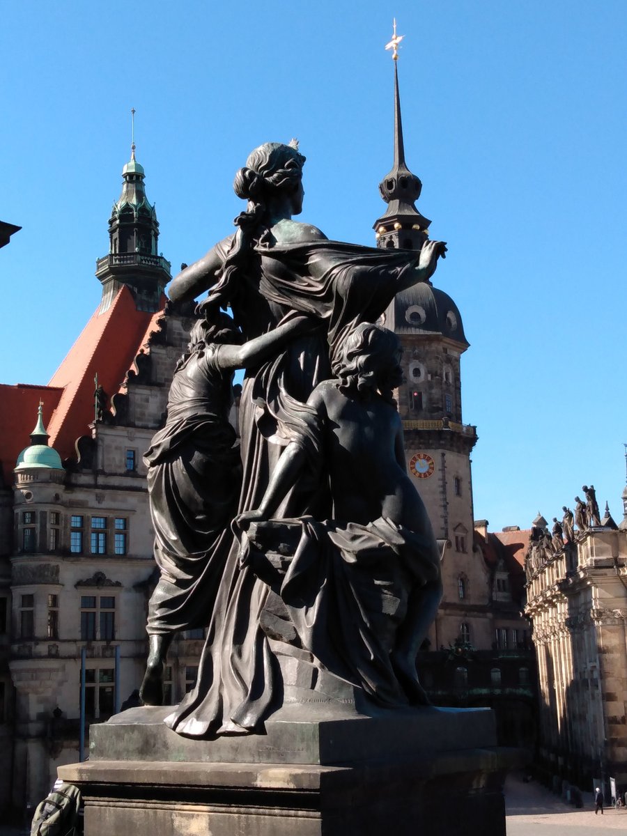 Hrenstone's tweet photo. Ich liebe die Figurengruppen auf der Brühlschen Treppe in Dresden. Der Morgen https://t.co/tp1wo1Lk3s