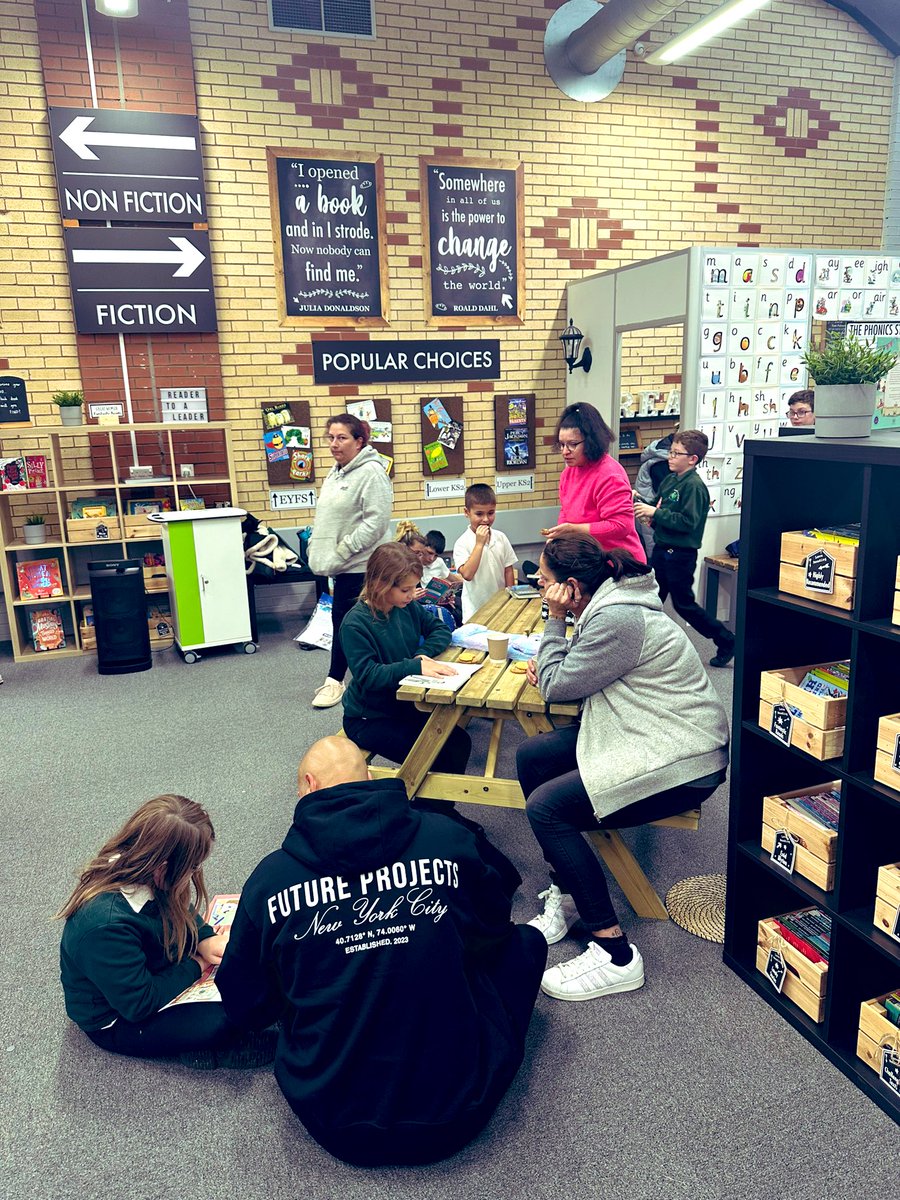 nicolecreamer_'s tweet photo. Another great turnout this afternoon for our KS2 parent reading event! π #MFPSREAD @MilefieldP https://t.co/YTYNtQtxzU