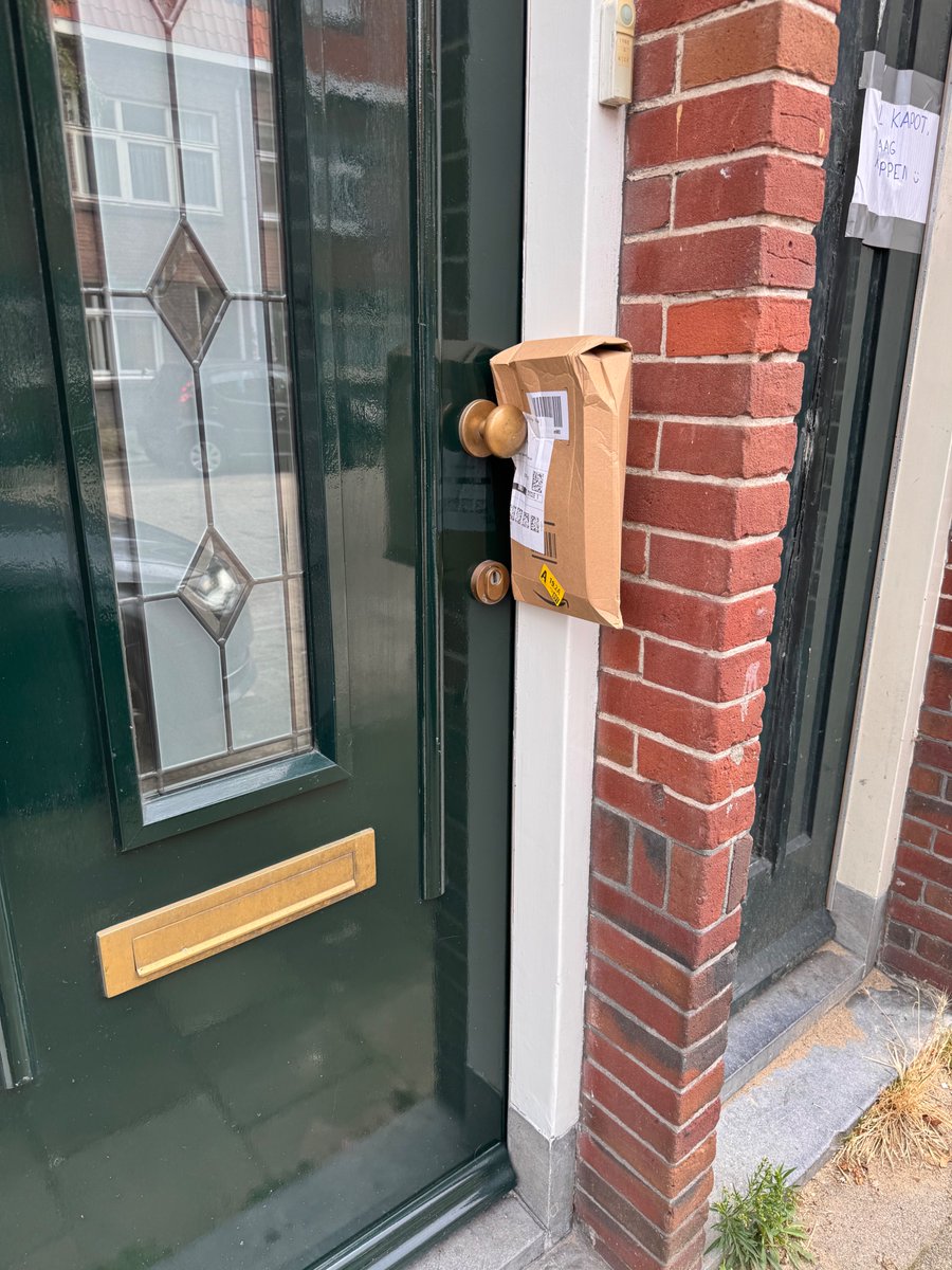 nickdekruijk's tweet photo. Just love how @amazon delivers packages like this and think it's ok in a busy street... https://t.co/73pfPrgZBl