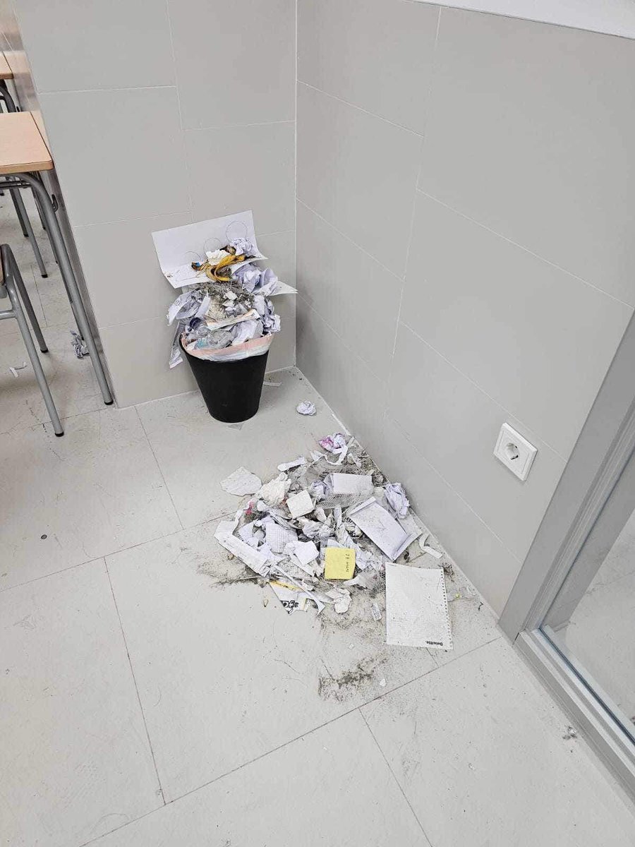 arquerosarcosur's tweet photo. Edificio Secundaria #CPIArcosur: baños y aulas sin mantenimiento de limpieza, sin personal ni contratación servicio de limpieza, sin contrato luz, agua y calefacción, ni conserje #Arcosur #condicionesDignas @GobAragon @Jorge_Azcon @CGTeduAragon @educaciongob  @zaragoza_es https://t.co/vbn3T6bOR2