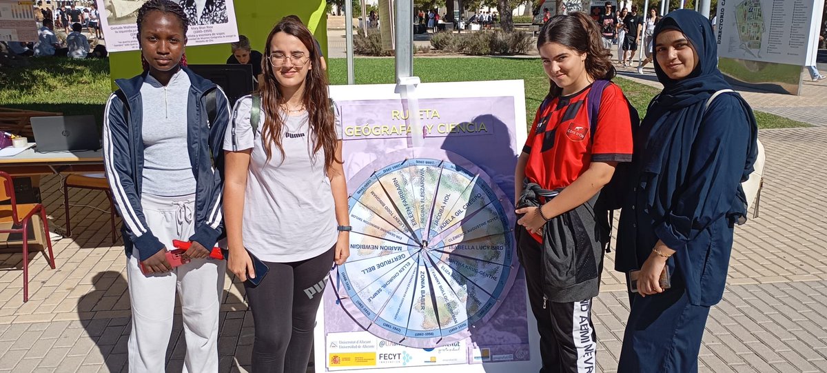 GeografiaUa's tweet photo. Los estands de "Geo-Explora UA" y "Geógrafas y Ciencia" en la Noche Europea de la Investigación de la @ua_universidad 
Esta mañana con visitas de alumnos/as de institutos y esta tarde con familias y público en general hasta las 21 h.
 #geografiaua https://t.co/mu0QSy0ML3