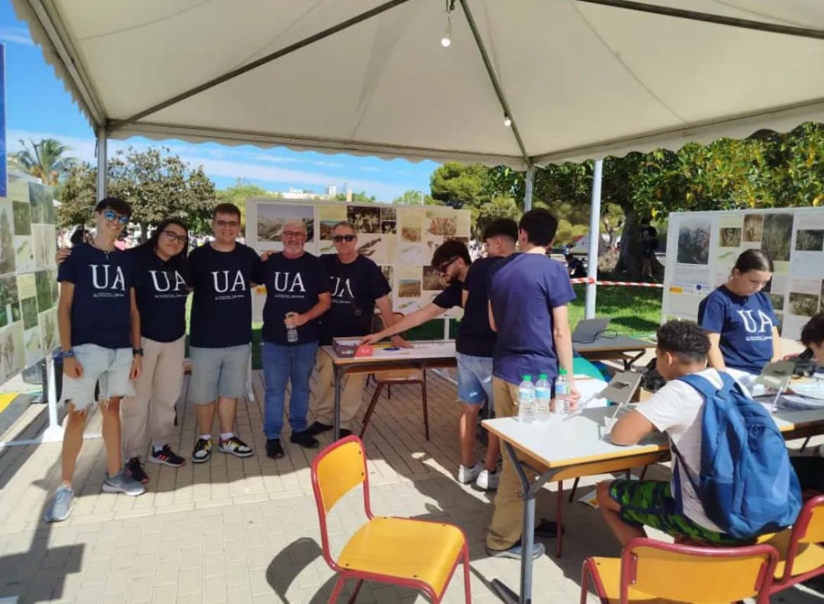 GeografiaUa's tweet photo. Los estands de "Geo-Explora UA" y "Geógrafas y Ciencia" en la Noche Europea de la Investigación de la @ua_universidad 
Esta mañana con visitas de alumnos/as de institutos y esta tarde con familias y público en general hasta las 21 h.
 #geografiaua https://t.co/mu0QSy0ML3