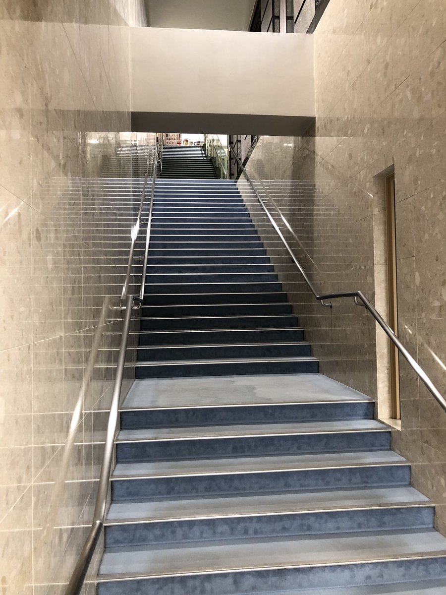 秋葉原近くにある台東地区センターの壁に巻貝の化石を発見！
#街の中で見つかるすごい石
#UrbanGeology
#金曜日だから化石貼る
#FossilFriday