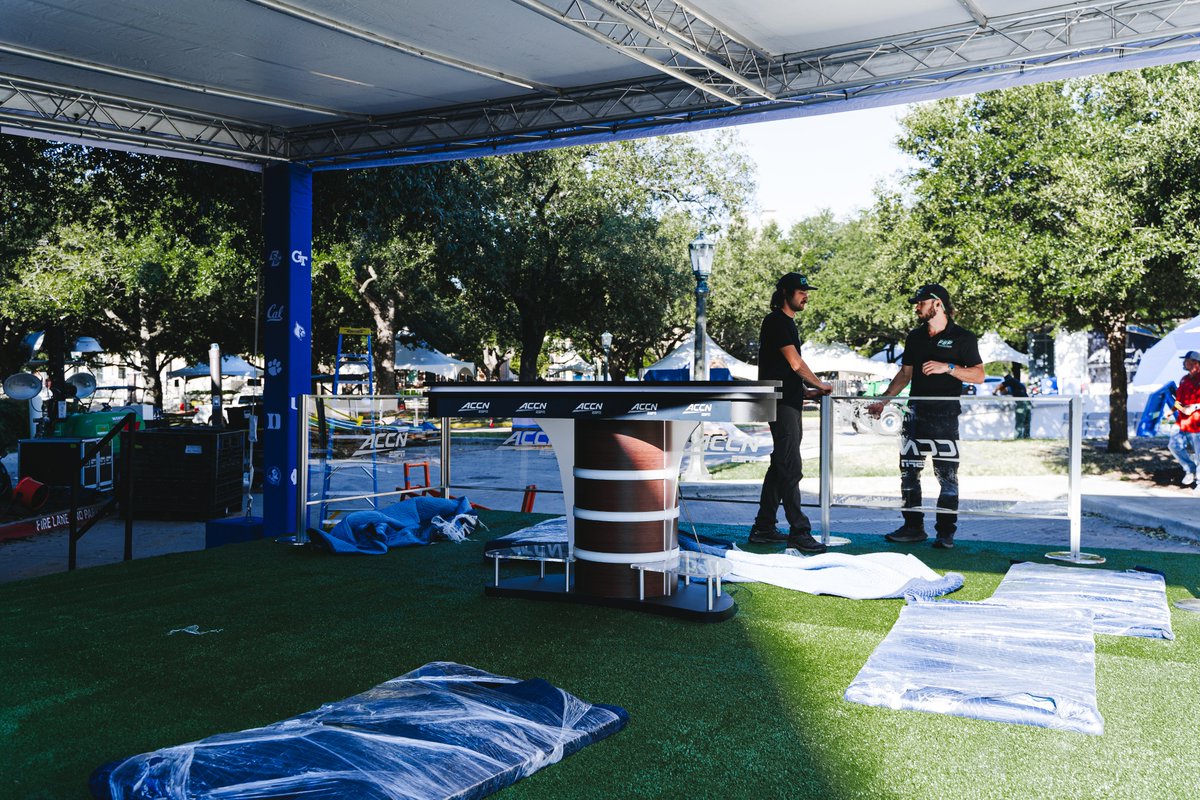 SMUFB's tweet photo. Happening now on the Boulevard 👀

#PonyUpDallas https://t.co/DyX7Wf4DDf
