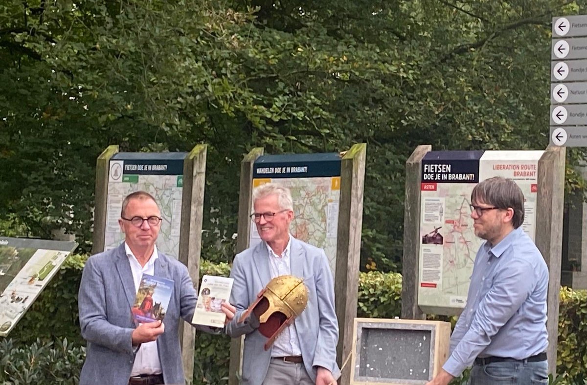Twee splinternieuwe belevingsroutes in de Peel zijn 26/9 gelanceerd door wethouders van gemeenten <a href="/GemDeurne/">Gemeente Deurne</a> Asten en Gemert-Bakel. Fietsers kunnen met deze routes verhalen in de Peel beleven, zoals de sage vd Gouden Helm. Verkrijgbaar bij VVV en online -> landvandepeel.nl/nl/routes-in-d…