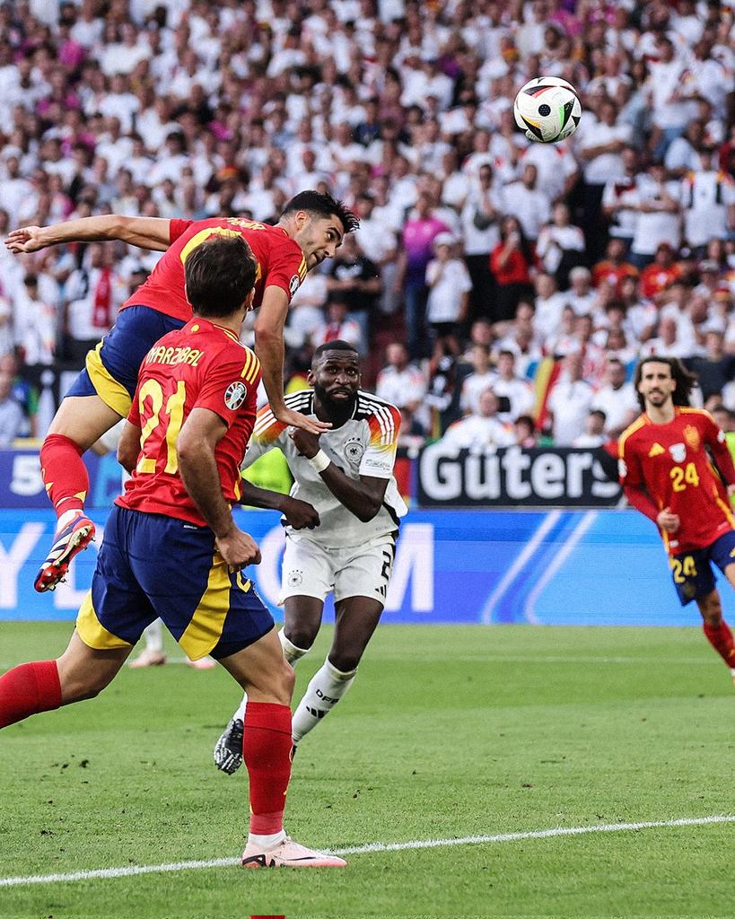 Joe_d39's tweet photo. Mikel Merino &amp;  Gabriel against those 5'3 Manchester United defenders 😁😁😁

You will never know peace once Merino is back https://t.co/NqOCOB6uZt
