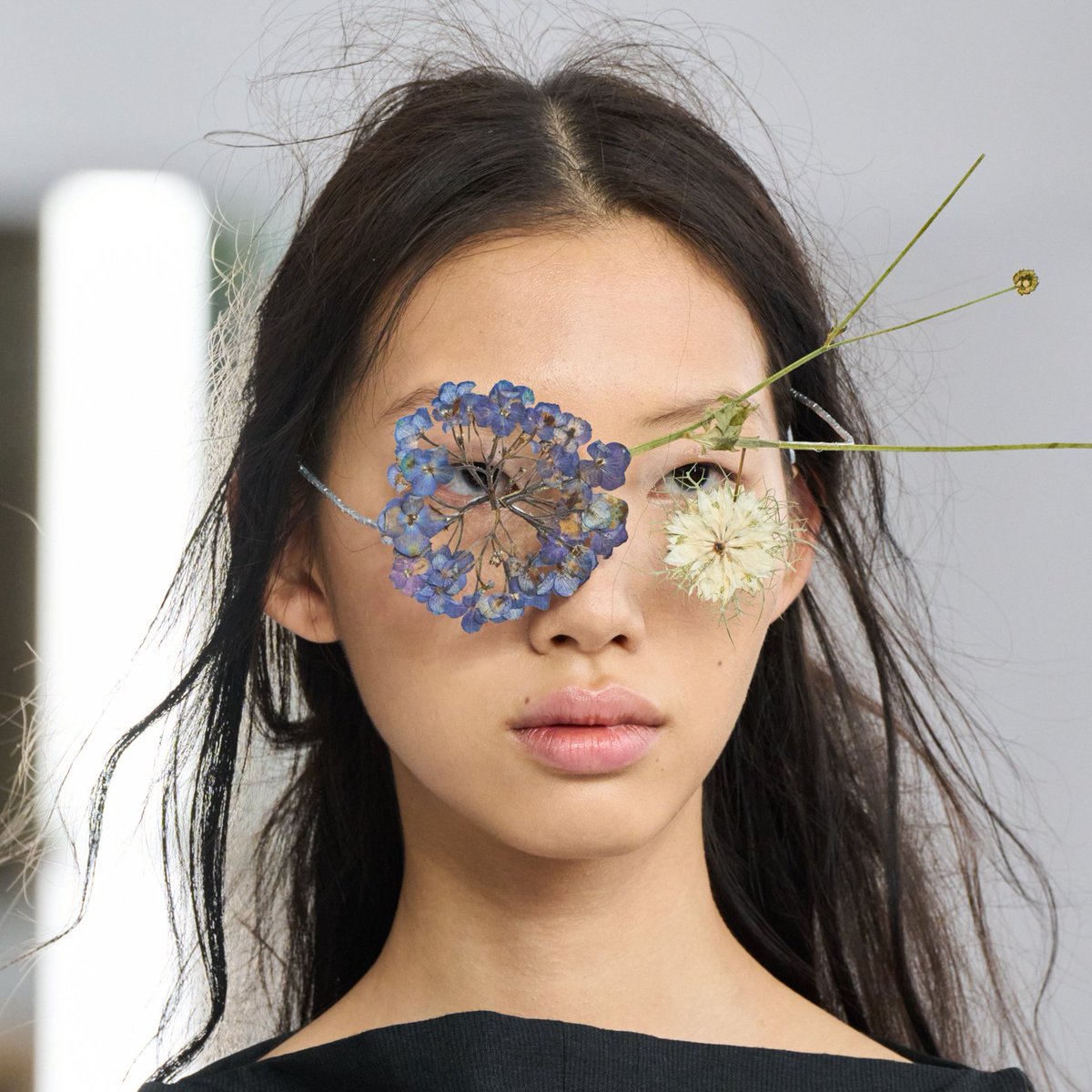 LaModeUnknown's tweet photo. ✨Issey Miyake✨ just gave a whole new meaning to ‘seeing the world through rose-colored glasses,’ but make it dried flowers. 

It feels like nature’s OWN prêt-à-porter moment—delicate, organic, and impossibly cool. https://t.co/07gmzPc2Vl