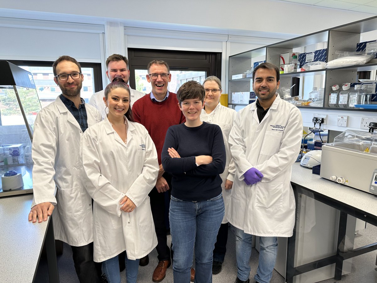 💡 New exciting positions opening in the Clinical Microfluidics lab! ✨ 
1 x PhD studentship in Technologies for circulating tumour DNA preparation
1 x Post-doctoral position in microfluidic and lab automation
Links to adverts in the thread! Please RT 🙏💙