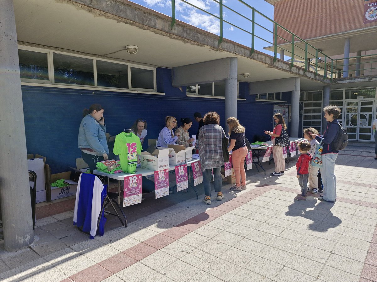 DeporteGetafe's tweet photo. Te has inscrito a la 12 Carrera por la Discapacidad de #Getafe de @Dedines_Asoc❓️❓️❓️ Hoy y mañana puedes recoger tu dorsal y tu camiseta en el Estadio del Polideportivo "Juan de la Cierva"

‼️Y si no tienes dorsal también lo puedes comprar‼️

¡ NOS VEMOS EL DOMINGO !  💚🏃🏻‍♀️ https://t.co/X1pxlB186d