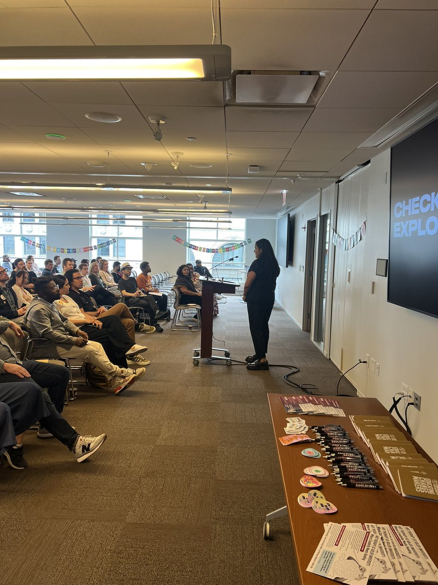 Chicago_CM's tweet image. Our Amazing Speaker Natasha Oliveras talking to us about REFLECTION!! #cmreflection