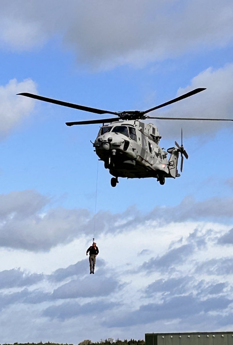 CdrDeuNavalAir's tweet photo. Der Chef des #Bundeskanzleramtes Minister Wolfgang Schmidt tauchte heute in die Welt der #Marineflieger ein und bekam tiefe Einblicke in die strategische Bedeutung unserer besonderen Fähigkeiten und die Notwendigkeit des Einstiegs in die unbemannte Seeraumüberwachung. https://t.co/ViA7oCRe1K
