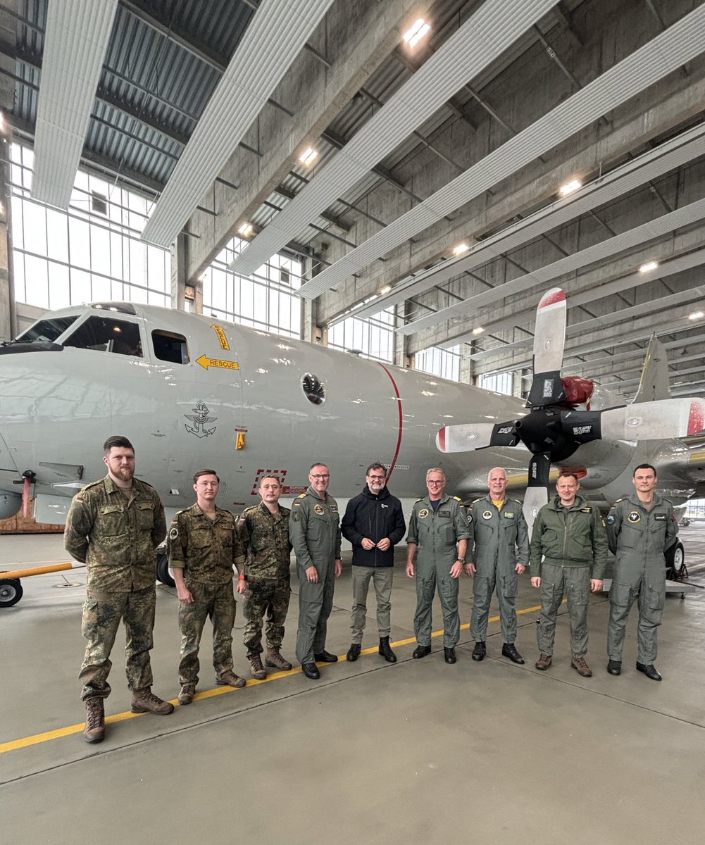 CdrDeuNavalAir's tweet photo. Der Chef des #Bundeskanzleramtes Minister Wolfgang Schmidt tauchte heute in die Welt der #Marineflieger ein und bekam tiefe Einblicke in die strategische Bedeutung unserer besonderen Fähigkeiten und die Notwendigkeit des Einstiegs in die unbemannte Seeraumüberwachung. https://t.co/ViA7oCRe1K
