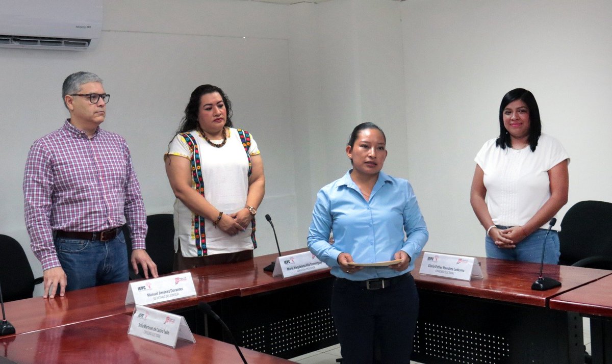 IEPCChiapas's tweet photo. 𝗘𝗻𝘁𝗿𝗲𝗴𝗮 𝗜𝗘𝗣𝗖 𝗰𝗼𝗻𝘀𝘁𝗮𝗻𝗰𝗶𝗮 𝗱𝗲 𝗮𝘀𝗶𝗴𝗻𝗮𝗰𝗶𝗼́𝗻 𝗮 𝗱𝗶𝗽𝘂𝘁𝗮𝗱𝗮 𝘀𝘂𝗽𝗹𝗲𝗻𝘁𝗲

En cumplimiento a la sentencia emitida por el #TEECH en el expediente TEECH/JDC/212/2024 y sus acumulados, el Consejo General del #IEPC, declaró procedente la designación de la C. María Guadalupe Aguilar Rodríguez como diputada suplente de la fórmula 5 por el Principio de Representación Proporcional, presentada por el partido político Morena para cumplir con la cuota de la diversidad sexual, este viernes se llevó a cabo la entrega de la constancia de asignación correspondiente.

El acto se llevó a cabo en las instalaciones del IEPC, con la presencia de la consejera presidenta provisional @magyvila, de la CE @GloriaEstherML y del SE @ManuelJDorantes. Al recibir el documento, la diputada suplente reconoció en esta determinación, la aplicación de la perspectiva de diversidad sexual.