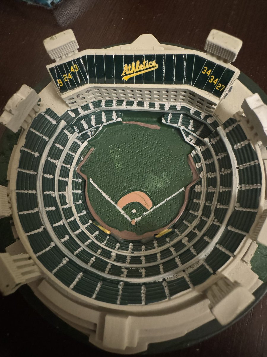 jeffahoward's tweet photo. @melissalockard Horrible, look at the dugout and warning track https://t.co/asjC3JsrkG