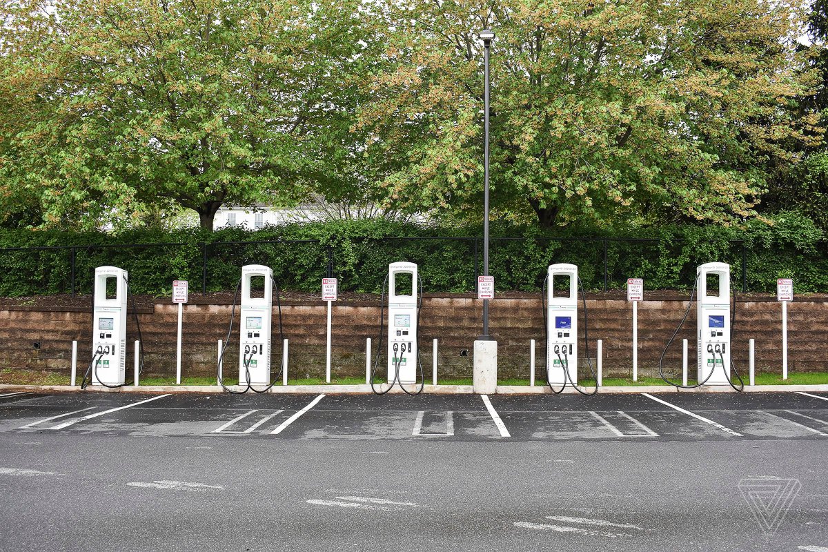 We're thrilled to see the Biden administration announce $521 million in federal grants to support EV charging expansion across 29 states!  This funding is a significant step towards enhancing our national EV infrastructure.  buff.ly/3X5ZMKe