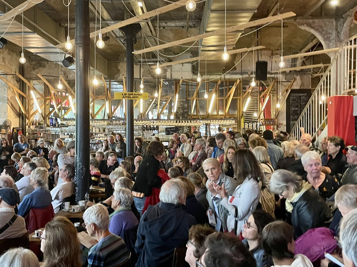 Ouverture des Géopolitiques avec Vincent Lemire, historien, auteur de la BD « Histoire de Jérusalem ». Grand atelier complet et foule au bar du <a href="/lelieuunique/">le lieu unique (compte inactif)</a> où les débats sont diffusés #Nantes