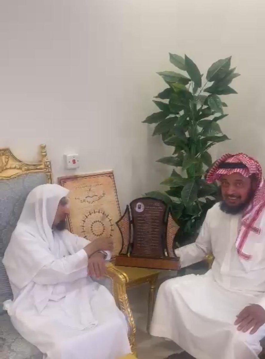 Hamad1417's tweet photo. تشرفت اليوم بزيارة معلمي  ومدير مدرستي في المرحلتين المتوسط والثانوي 
(متوسطة وثانوية #حريملاء )
المربي الفاضل الشيخ #عبدالعزيز_الخريف واهديت له هذه القصيدة المتواضعة https://t.co/VDqCSi96t7