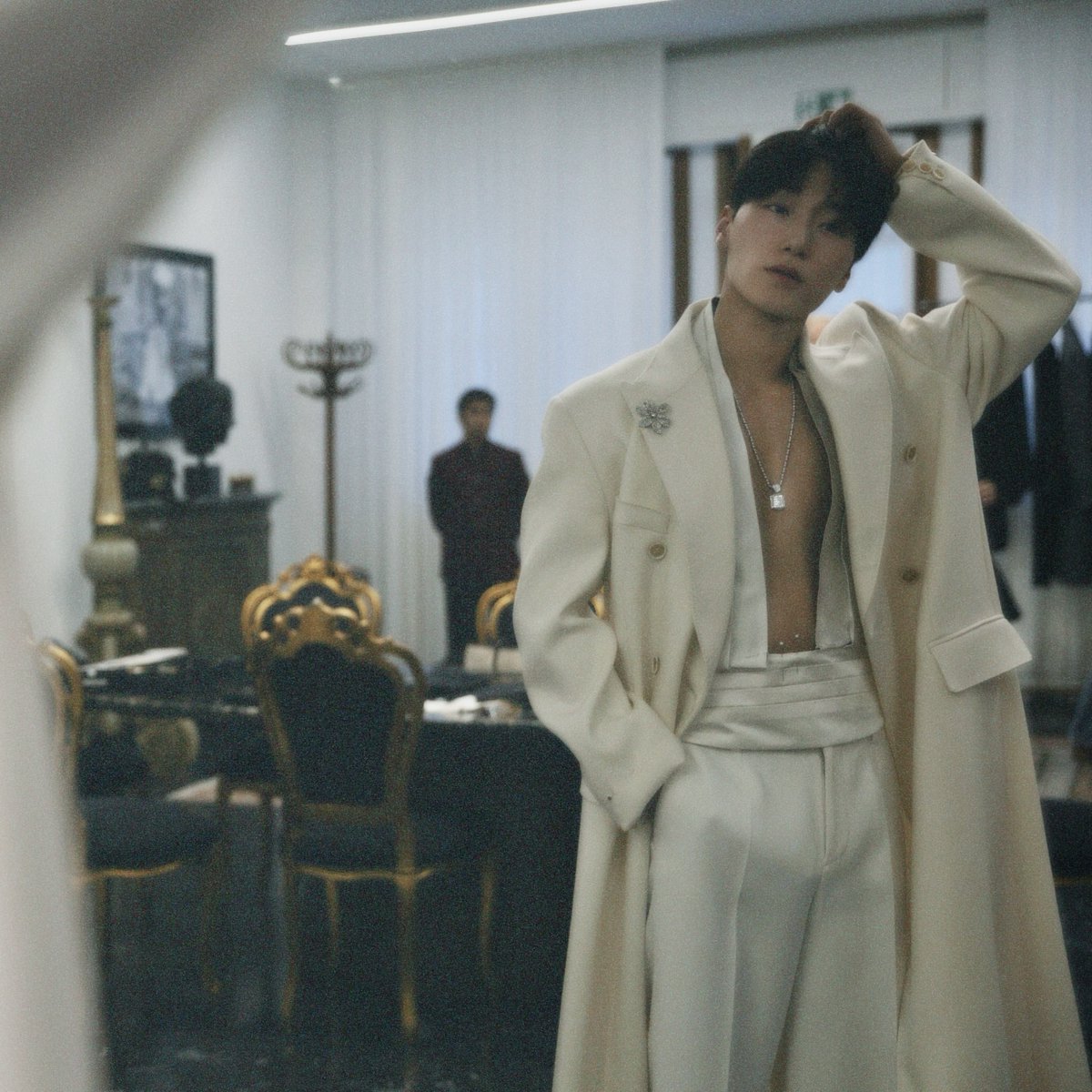 VMAN's tweet image. #GRWM | Hitting up Milan Fashion Week in style, #SAN of @ATEEZofficial attended the @DolceGabbana show as #VMAN tagged along to join him (and discover his getting ready routine) during his unforgettable trip with the fashion house: bit.ly/4egPCOg

#CHOISAN #산 #최산