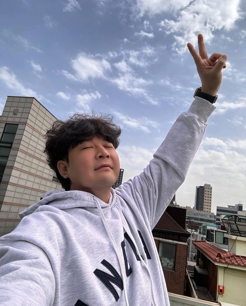 1of1GRRRL's tweet photo. HAPPY #ShindongDengDongDay! dear @ShinsFriends you've been so busy this past year w business ventures, variety shows &amp; product promos yet you still greet us cheerfully, teasing us as always. so excited for your future work. 항상 사랑할게용! 💙🩷

#동아_제육_평생사줄게 https://t.co/IjqDoATW4N