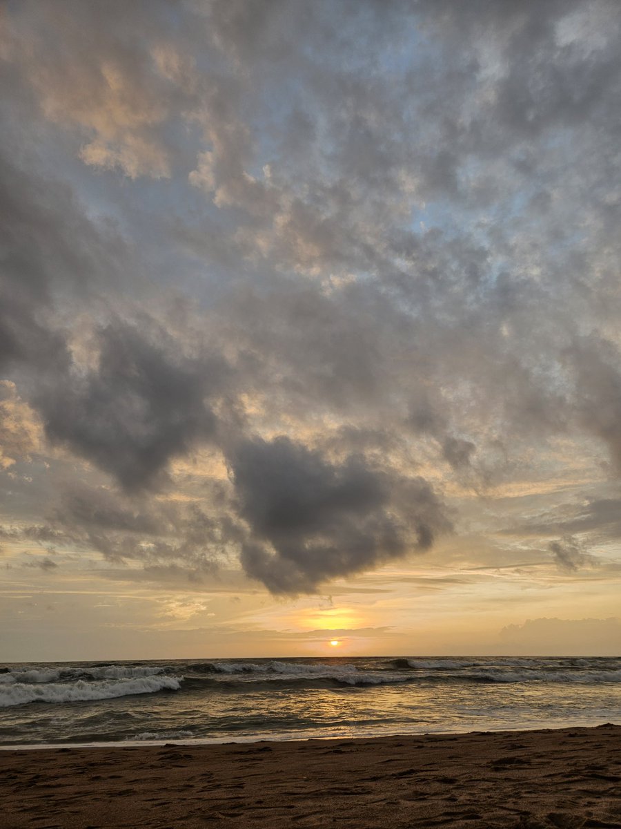 monisharajesh_'s tweet photo. everyone needs to see the glorious sunset i saw at Goa today https://t.co/nzdTJX2o1g