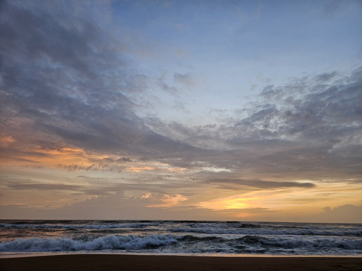monisharajesh_'s tweet photo. everyone needs to see the glorious sunset i saw at Goa today https://t.co/nzdTJX2o1g