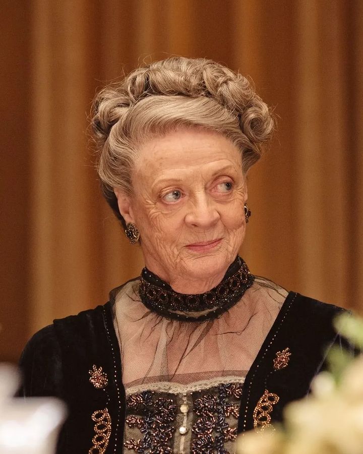 IMDb's tweet photo. Maggie Smith, the Oscar-winning actress known most recently for her beloved roles in Harry Potter and Downton Abbey, has passed away. She was 89. 💔 https://t.co/VrJBLK81EO https://t.co/XciL1qtjq5