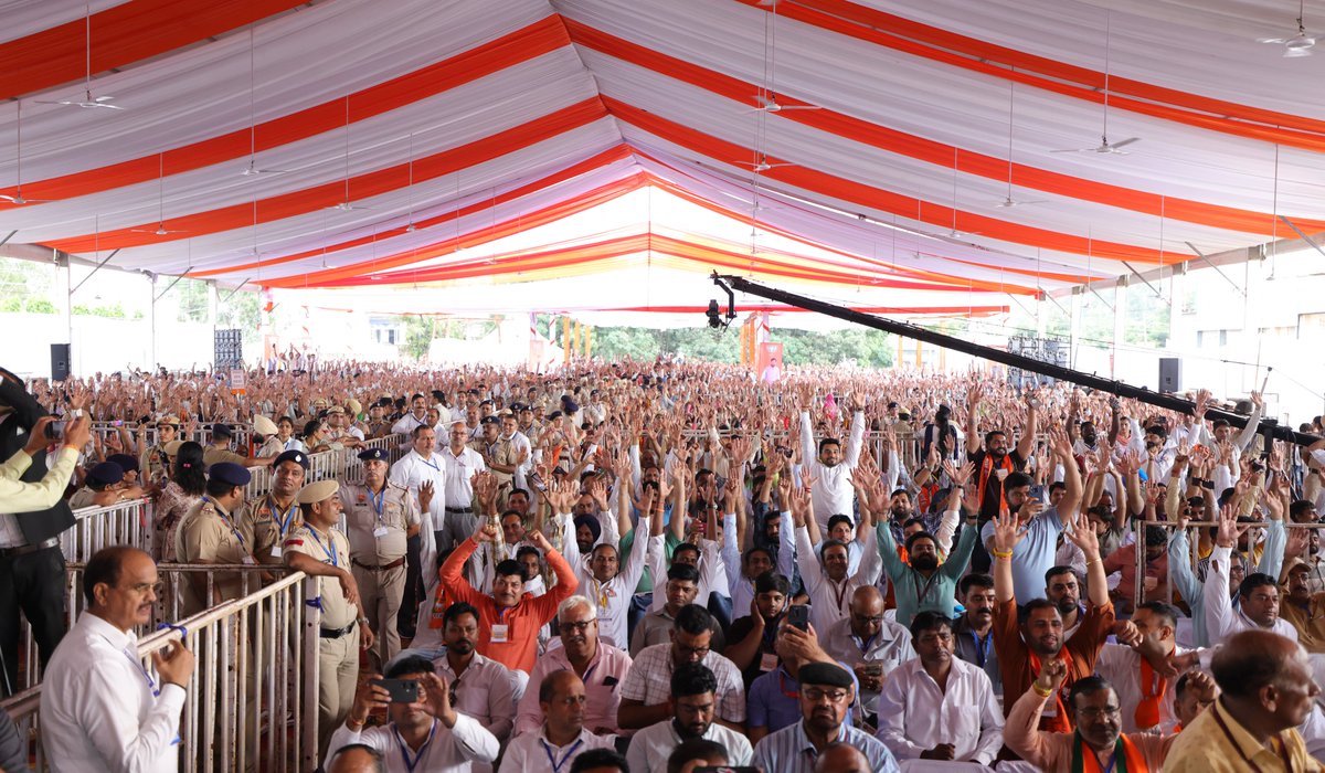 AmitShah's tweet photo. चाहे किसानों की 24 फसलों की MSP पर खरीद सुनिश्चित करनी हो, पंचायतों में महिलाओं की भागीदारी पक्की करनी हो या OBC समाज को उनका हक दिलाना हो, नायब जी ने हरियाणा में जनकल्याण के कार्यों को नई गति दी है। लाडवा की जनता नायब जी को प्रचंड मतों से विजयी बनाकर तीसरी बार भाजपा सरकार लाने जा रही है।