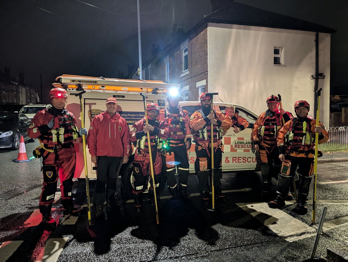 WestMerciaSAR's tweet photo. F L O O D   D E P L O Y M E N T 

Last night the team was tasked by @WMerciaPolice to support the evacuation of residents from parts of #Wellington. 

On scene were @shropsfire and units from @TelfordPolice  working together to help the community. https://t.co/opAc7JKSaQ