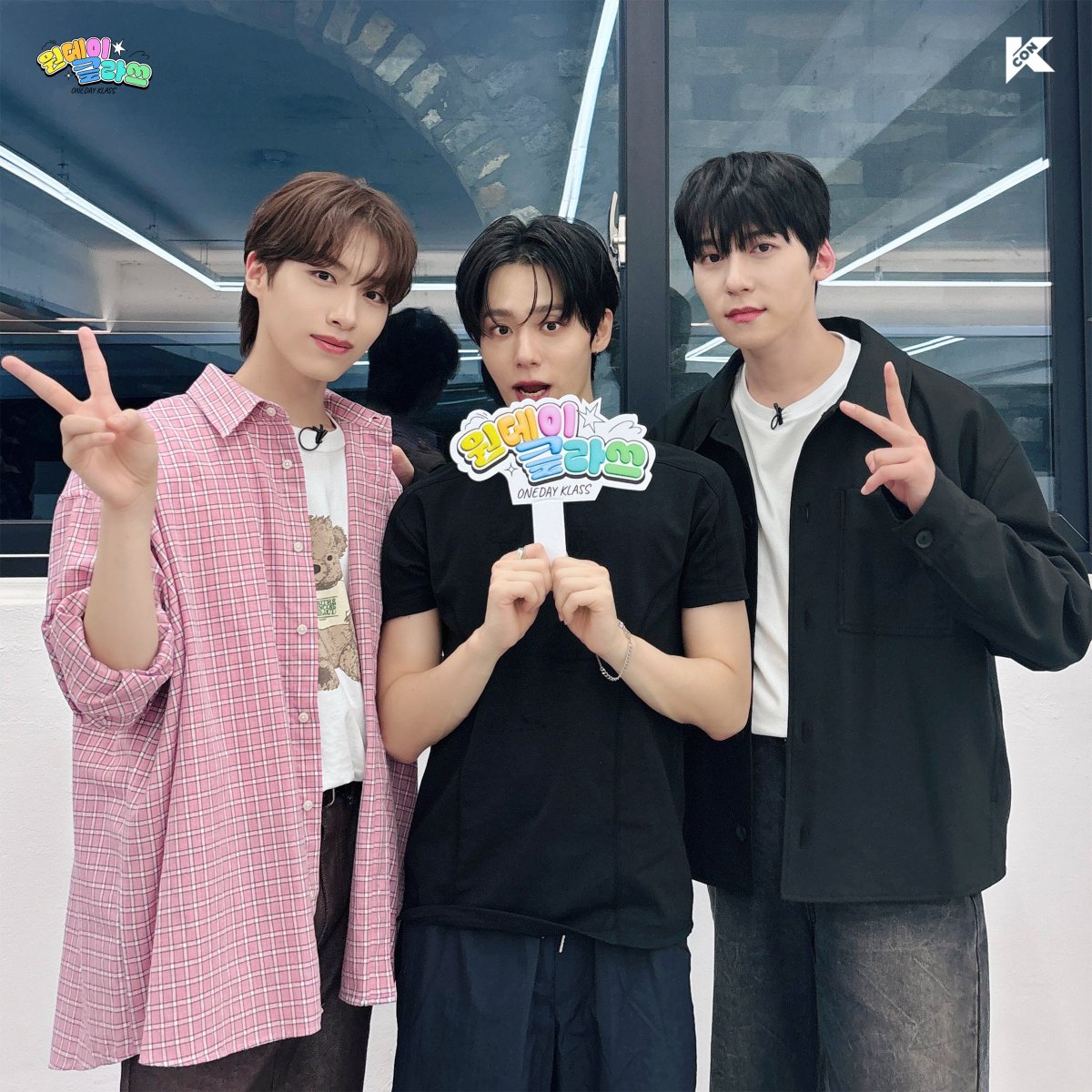 KCON_official's tweet photo. [#ONEDAYKLASS]

🧑‍🏫 원어스(ONEUS) 환웅 T의
(with🐰건희&amp;시온 🐶)
댄스 탐구 영역 수업 종료 📚

👀 강의 비하인드 포토 🔽
🔗 https://t.co/dCHc6l5skr

#KCON #KCONOriginal
#원데이클라쓰 #ONEDAYKLASS
#원어스 #ONEUS
@official_ONEUS https://t.co/VW6nrInBUM